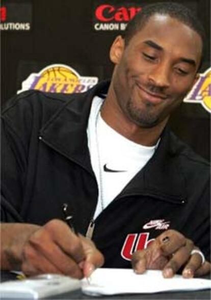 Bryant, durante la firma de su contrato.