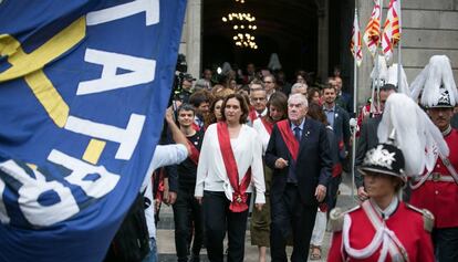 Ada Colau i Ernest Maragall creuen la plaça de Sant Jaume entre protestes i estelades després de l'acte d'investidura.