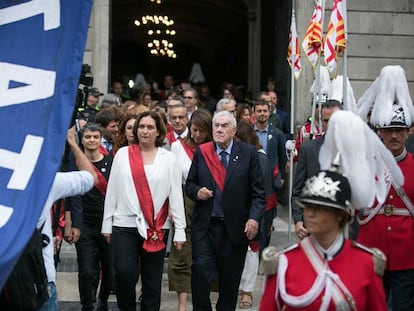 Ada Colau i Ernest Maragall creuen la plaça de Sant Jaume entre protestes i estelades després de l'acte d'investidura.