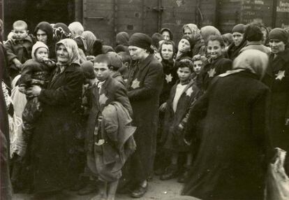 Jud&iacute;os h&uacute;ngaros llegan a Auschwitz en mayo de 1944. La mayor&iacute;a ser&iacute;an asesinados pocas horas despu&eacute;s.