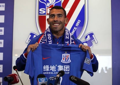 Carlos Tevez muestra su nueva camiseta.