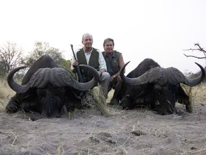 El Rey, junto a dos piezas cazadas, en una fotograf&iacute;a de fecha indeterminada publicada por la web de la compa&ntilde;&iacute;a Rann Safaris