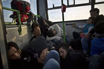 Un grupo de refugiados duermen en el interior de un autobús en Röszke, en la frontera de Hungría. La Policía húngara detuvo a 45 personas por entrar de forma ilegal en el país tras sellar su frontera meridional, mientras que centenares de refugiados han quedado en un "limbo legal" entre Serbia y Hungría.