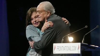 Jean-Marie Le Pen y su esposa Jany se abrazan en Tours, Francia, en 2011.