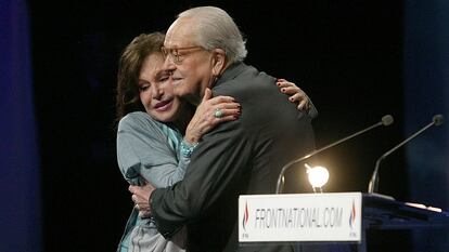 Jean-Marie Le Pen y su esposa Jany se abrazan en Tours, Francia, en 2011.