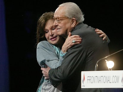 Jean-Marie Le Pen y su esposa Jany se abrazan en Tours, Francia, en 2011.