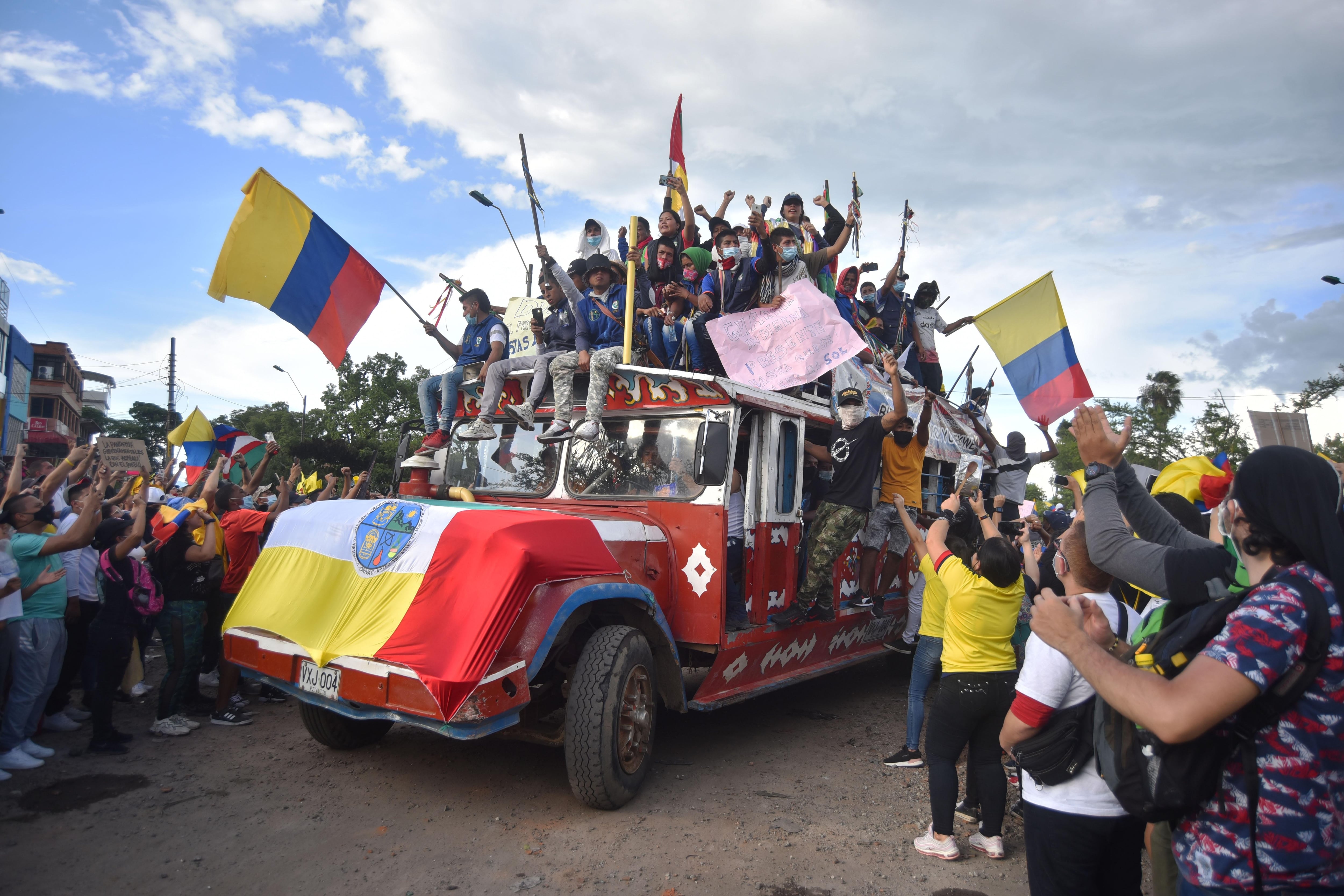 Manifestantes dan la bienvenida a los buses que llegan con indígenas procedentes del departamento del Cauca para sumarse a las jornadas de protestas contra la reforma tributaria, el 1 de mayo en Cali.
