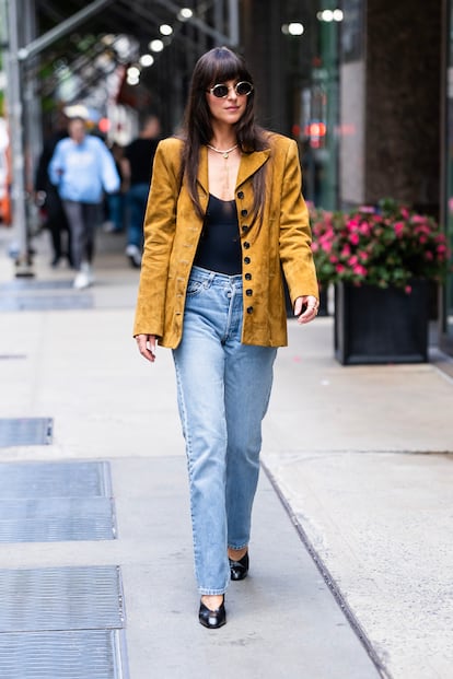 La actriz es abanderada de un estilo mucho más sencillo, pero atento a las tendencias, en su día a día. Los vaqueros son una pieza imprescindible en su armario y los combina con chaquetas en clave 'oversize' (de cuero negro, de colores neutros o de ante como en la imagen) y calzado cómodo. Las gafas de sol redondas rematan el aire setentero que siempre emana. 