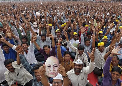 Miembros de la comunidad Patel durante una manifestación en protesta en Ahmedabad (India).