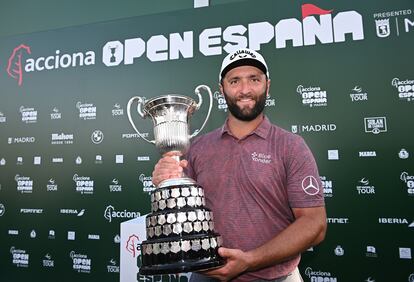 Jon Rahm, con el trofeo de campeón del Open de España, este domingo.