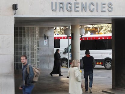 Entrada de urgencias del Hospital Clínico Universitario de Valencia, donde está ingresado el segundo contagiado de la región, un hombre que dio positivo este jueves. 