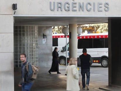 Entrada de urgencias del Hospital Clínico Universitario de Valencia, en una imagen de archivo.