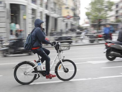 Un usuario de la bicicleta pública circula por el centro de la capital.