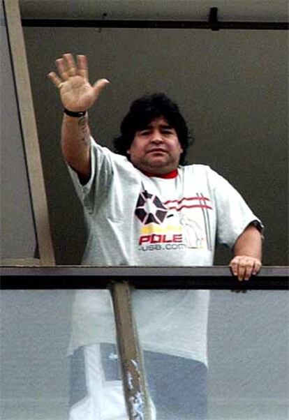 En la imagen, Maradona tras su llegada a un hotel en Cartagena de Indias.