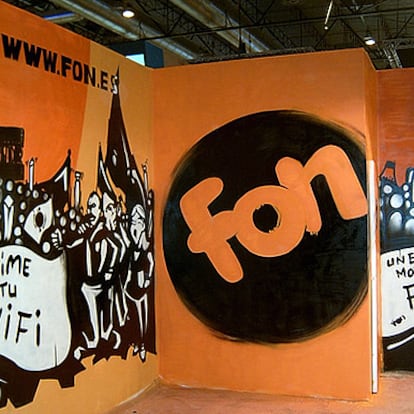 El proyecto de Martin Varsavsky quiere que las conexiones a Internet puedan compartirse por WiFi. En la imagen, el stand de FON en Simo 2005.