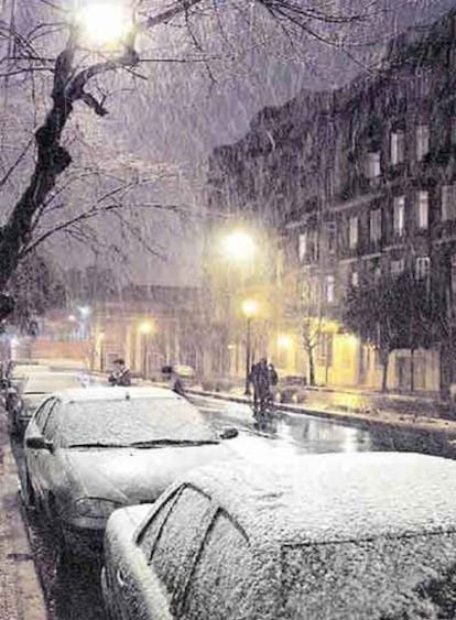 Una calle de Buenos Aires, bajo la nevada.