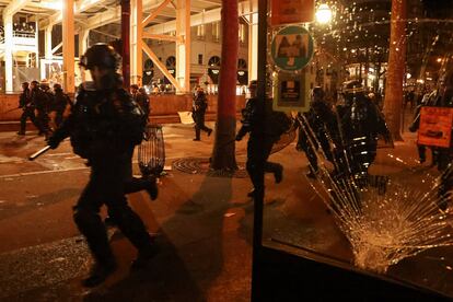 Agentes de policía cargan contra los manifestantes durante la protesta en París, este jueves.