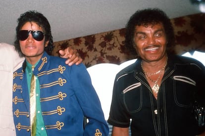 Michael Jackson y su padre, Joseph Jackson, en una imagen de 1984. El brazo sobre el hombro de Michael es del reverendo Jesse Jackson. Es complicado encontrar una imagen de padre e hijo juntos.