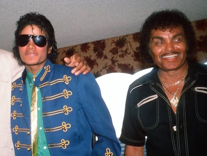 Michael Jackson y su padre, Joseph Jackson, en una imagen de 1984. El brazo sobre el hombro de Michael es del reverendo Jesse Jackson. Es complicado encontrar una imagen de padre e hijo juntos.