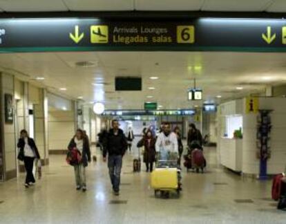 En la imagen, viajeros transitan por los pasillos de la T-2 del aeropuerto de Madrid-Barajas. EFE/Archivo