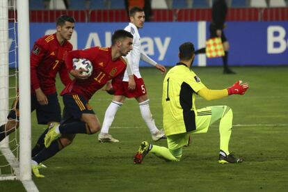 FerranTorres coge la pelota tras marcar el gol del empate.