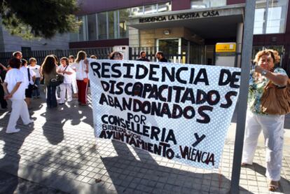 Protesta contra los recortes para discapacitados en Valencia.