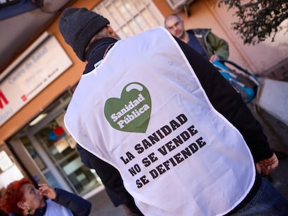 Un hombre protesta en defensa de la sanidad pública en un centro de salud de Madrid.