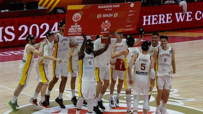 Los jugadores españoles celebran la victoria.