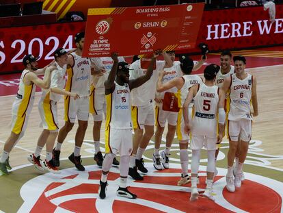 Los jugadores españoles celebran la victoria.