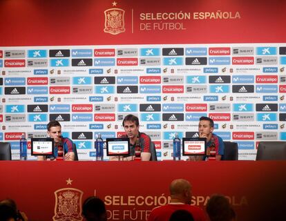 El seleccionador español, Julen Lopetegui (c) junto a los jugadores César Azpilicueta (i) y Thiago Alcántara durante la rueda de prensa ofrecida hoy en Krasnodar, ciudad en la que el equipo tiene su "cuartel general" de cara a la participación en el Mundial Rusia 2018, el 8 de junio de 2018.