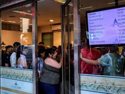 Una casa de compra y venta de divisas del centro de Buenos Aires este viernes, atestada de clientes.