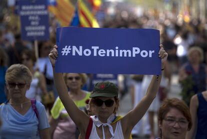 Una mujer con el lema en catalán de "No tenemos miedo".