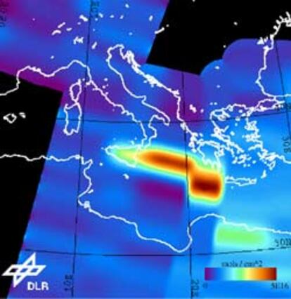 <font size="2"><b>Las cenizas del Etna obligan a cerrar de nuevo el aeropuerto de Catania</b></font></a><br>Una imagen captada por un satélite muestra la inmensa nube de humo provocada por el volcán. (AP)<br> -<font size="2">Gráfico animado: <a href="http://www.elpais.es/multimedia/internacional/volcan.htm"> Así se produce la erupción de un volcán</font></a>