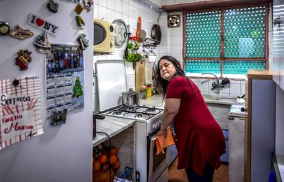 Carola Riera, madre de familia monomarental, en la cocina de su casa, en Valencia.