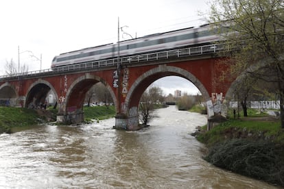 Caudal del río Manzanares en el puente de los Franceses, este viernes en Madrid.