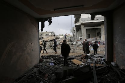 Edificios derruidos tras un bombardeo israelí en la Rafah (Gaza).