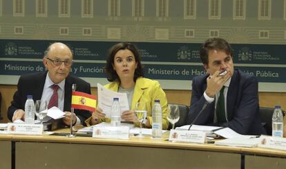 La vicepresidenta del Gobierno, Soraya Sáenz de Santamaría; el ministro de Hacienda, Cristóbal Montoro (izda) y el secretario de Estado para las Administraciones Territoriales, Roberto Bermúdez de Castro (dcha).