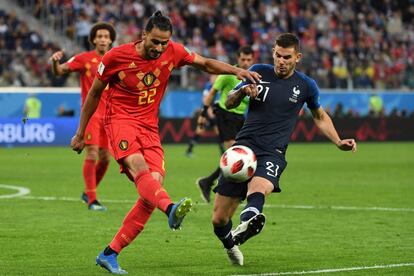 El jugador de Belgica, Nacer Chadli, realiza un disparo anter Lucas Hernández.