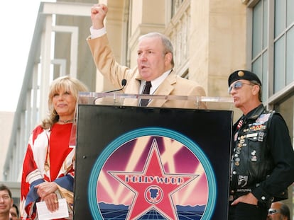 Frank Sinatra Jr., acompañado de su hermana, Nancy Sinatra, durante la ceremonia de homenaje a Frank Sinatra celebrado en el Paseo de la Fama en Hollywood el 11 de mayo de 2006.