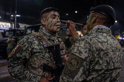 Miembros de la Marina se preparan para un desfile militar que celebra el día de la Independencia.