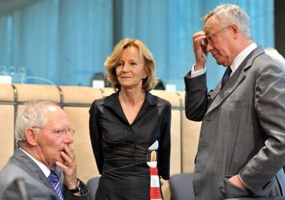 La ministra de Economía, Elena Salgado, entre el ministro italiano de Finanzas, Giulio Tremonti (izq.), y el alemán, Wolfgang Schauble (der.), en la reunión celebrada en Bruselas