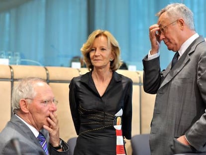 La ministra de Economía, Elena Salgado, entre el ministro italiano de Finanzas, Giulio Tremonti (izq.), y el alemán, Wolfgang Schauble (der.), en la reunión celebrada en Bruselas