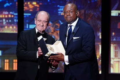El actor estadounidense Forest Whitaker recibe la Palma de Oro Honorífica de manos del presidente del Festival de Cannes, el francés Pierre Lescure, durante la ceremonia de apertura del certamen celebrada el martes 17.