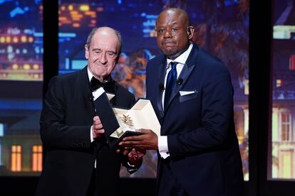 El actor estadounidense Forest Whitaker recibe la Palma de Oro Honorífica de manos del presidente del Festival de Cannes, el francés Pierre Lescure, durante la ceremonia de apertura del certamen celebrada el martes 17.