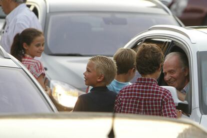 El rey Juan Carlos se despide de sus nietos tras la comida a la que han asistido hoy en Palma de Mallorca.