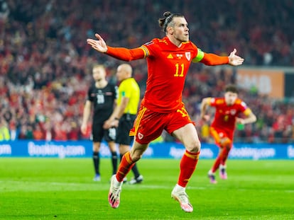 Gareth Bale celebra el pasado jueves su segundo gol ante Austria, en Cardiff.
