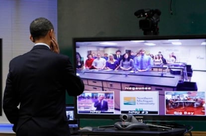 El presidente Barack Obama asiste a una conferencia a través de Internet en la Universidad del Norte de Michigan.