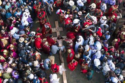 Vista aérea de los soldados romanos y otros congregados alrededor del Cristo de Iztapalapa.