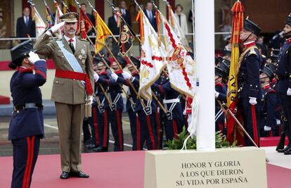 El rey Felipe, durante el homenaje a la bandera y a los que dieron su vida por España, momentos antes del desfile militar.