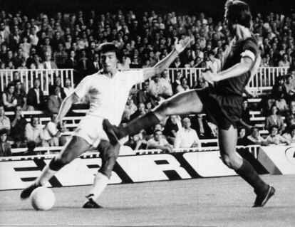 Pablo Blanco, mito y leyenda sevillista que disputó 415 partidos oficiales con el club, recorta ante Johan Cruyff.